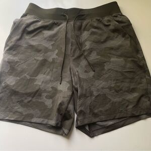 Lululemon T.H.E. Short Linerless camo green Pattern Sz Medium